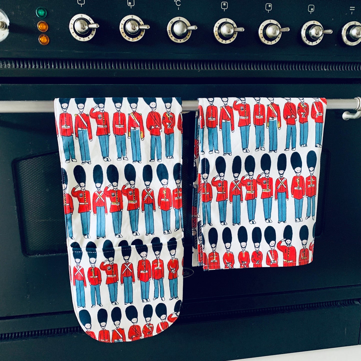 Cath Kidston London Guards Tea Towels & Oven Gloves: British Charm Decor